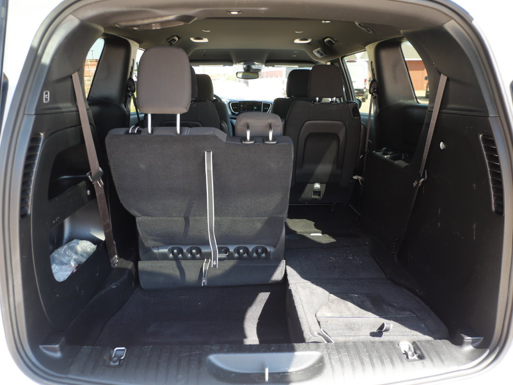 Used 2023 Chrysler Pacifica Touring FWD image 16