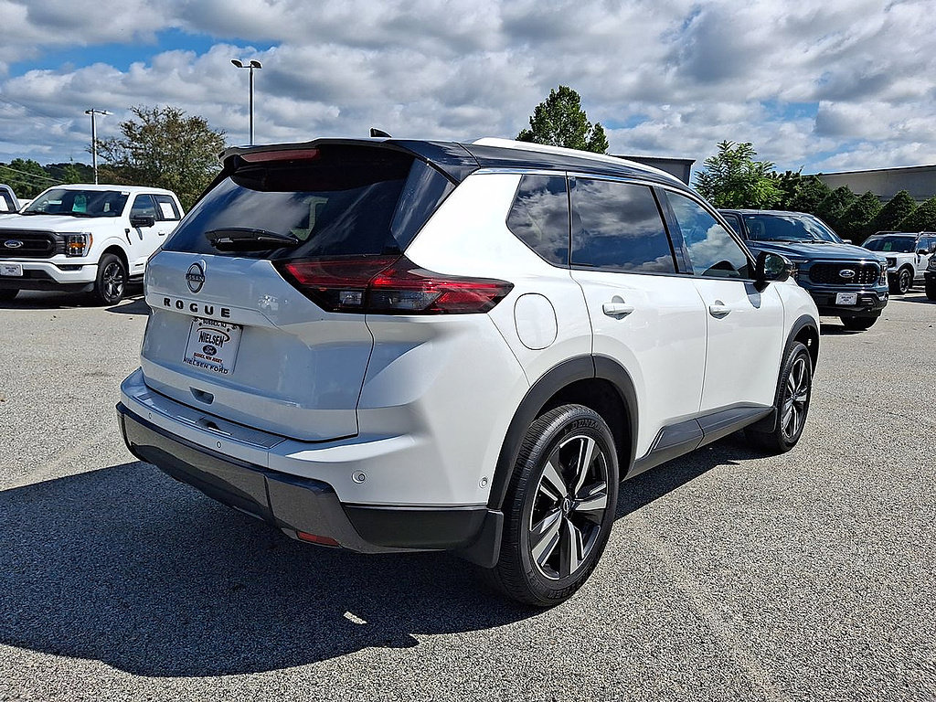 Used 2025 Nissan Rogue SL AWD/4WD image 25