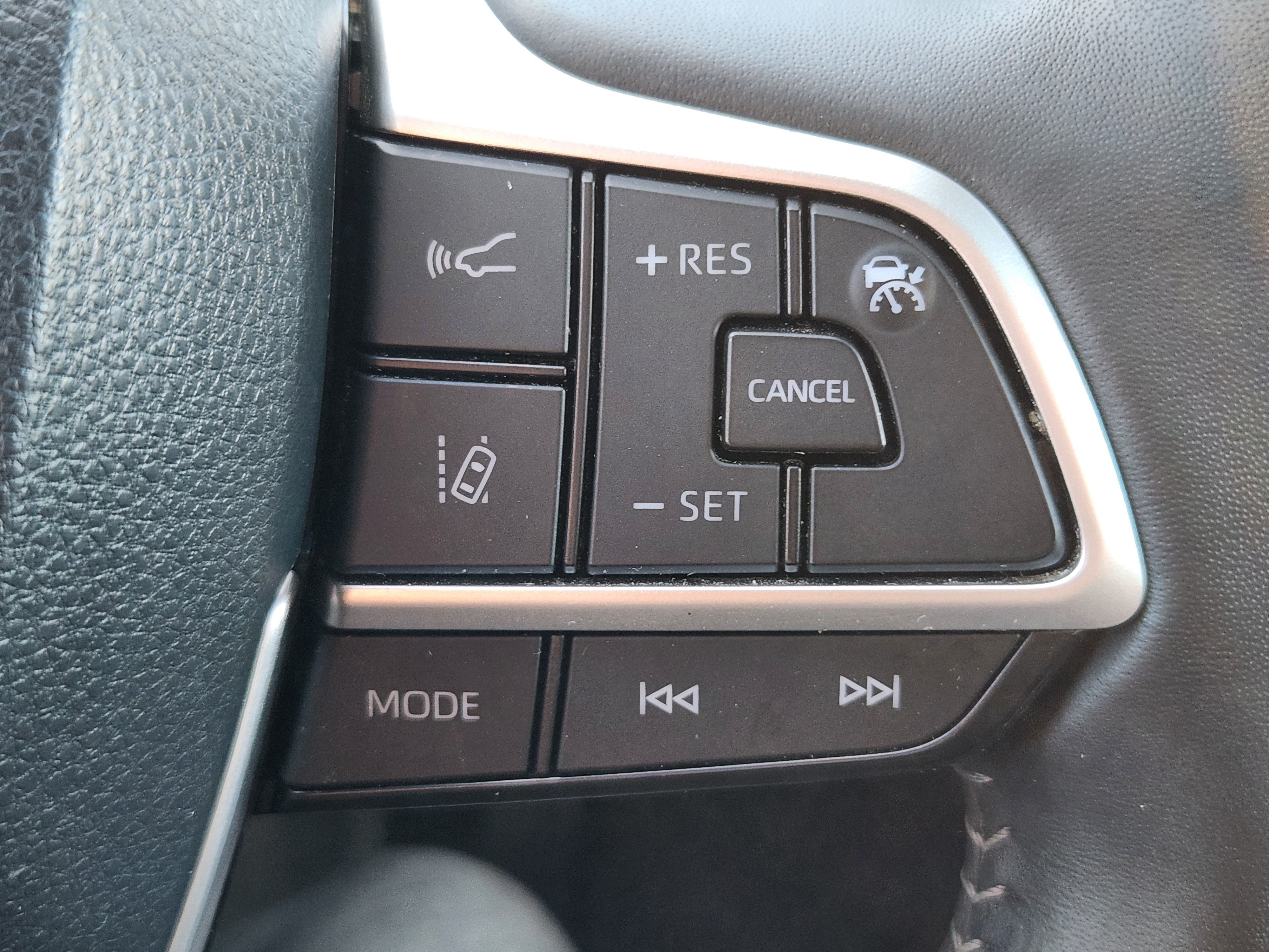 Used 2023 Toyota Highlander XLE AWD/4WD image 25