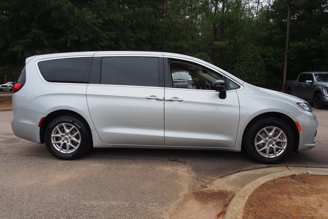 Used 2024 Chrysler Pacifica Touring-L FWD image 8