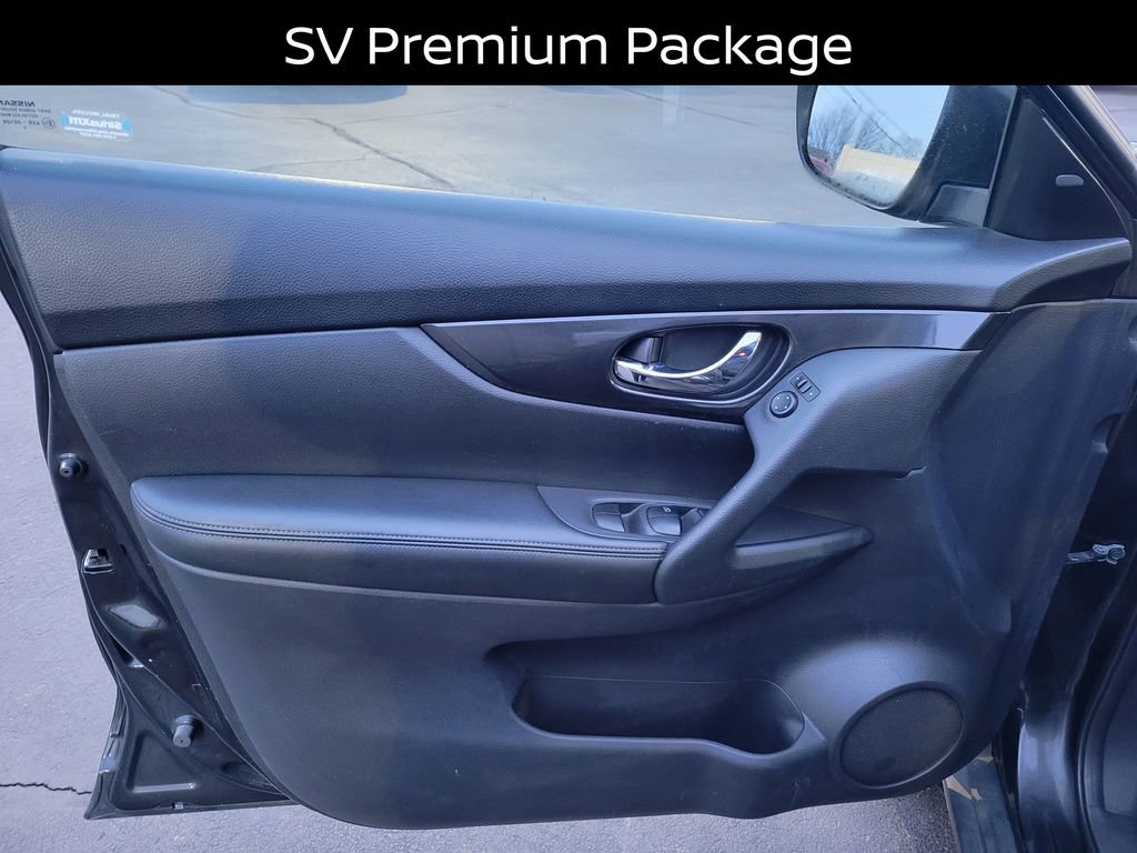Used 2017 Nissan Rogue SV w/ SV Premium Package image 16