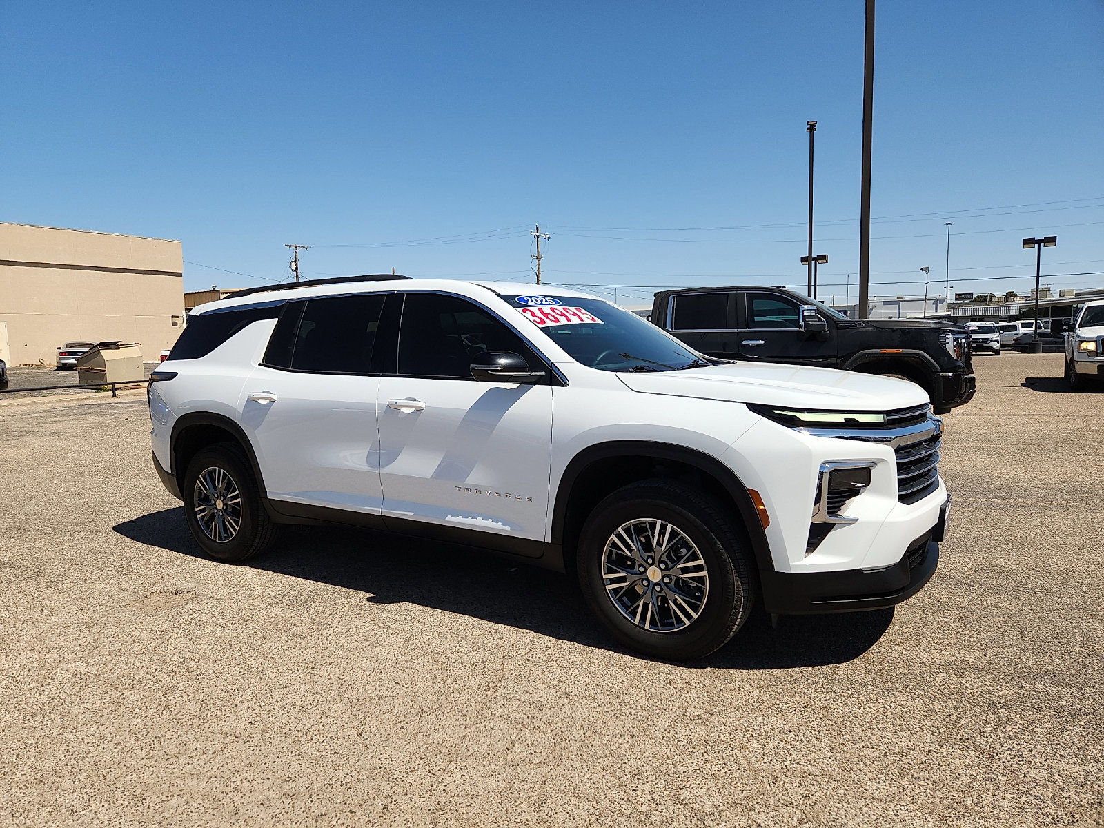 Used 2025 Chevrolet Traverse LT image 7