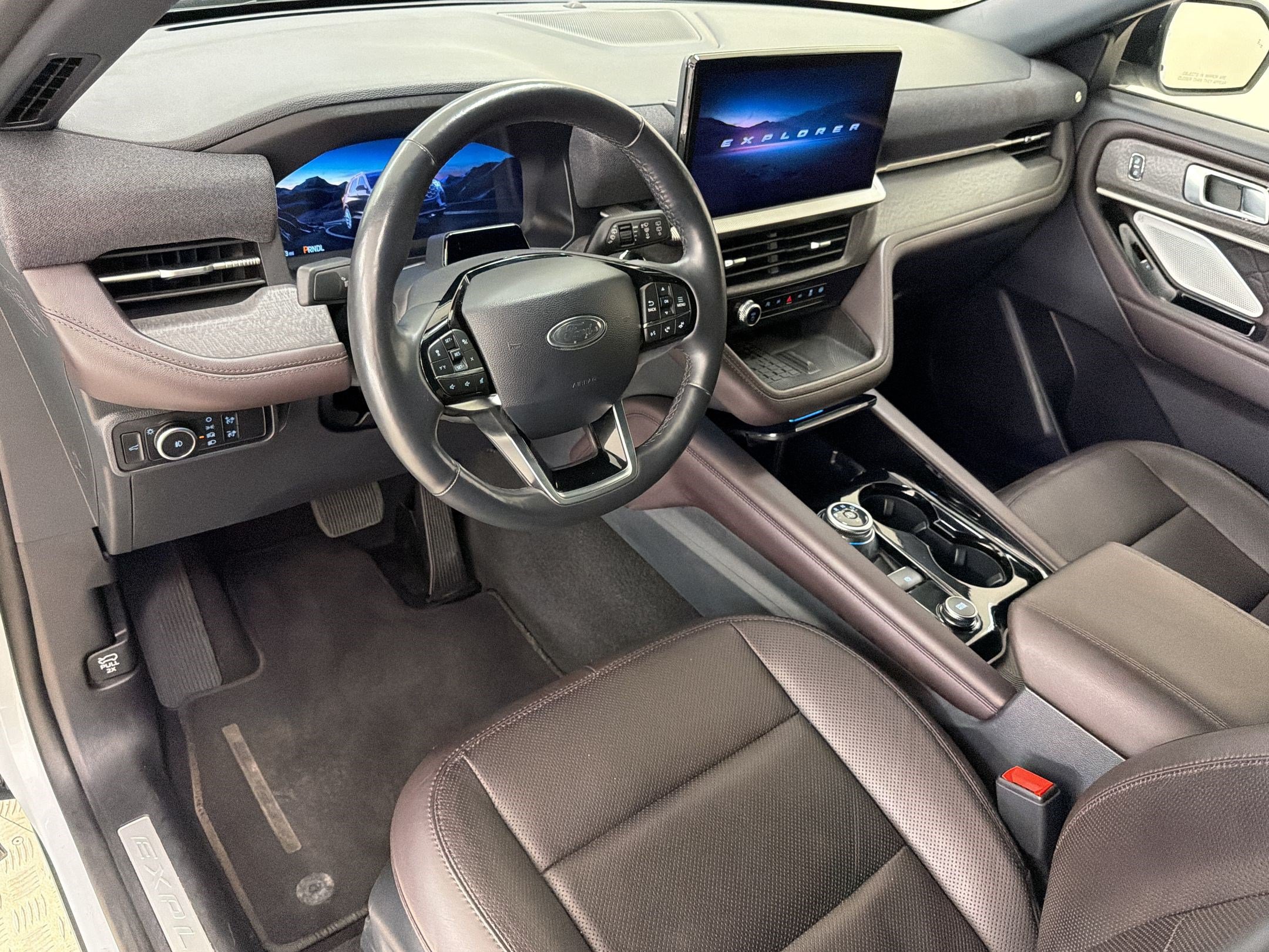 Certified 2025 Ford Explorer Platinum w/ LUX Leather Package AWD/4WD image 4