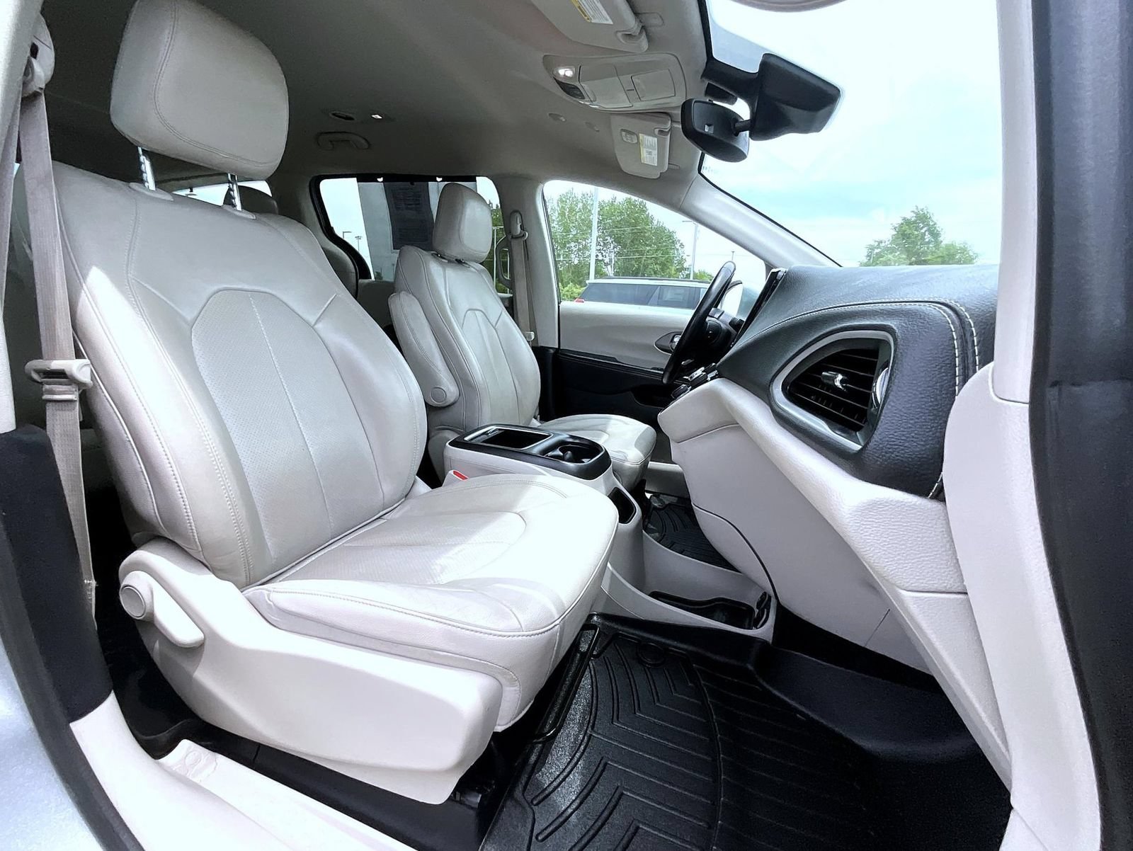 Used 2021 Chrysler Pacifica Touring-L FWD image 16