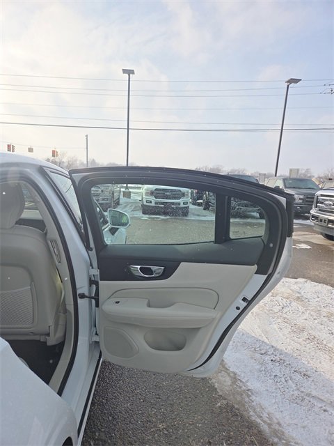 Used 2019 Volvo S60 T5 Momentum w/ Premium Package image 28