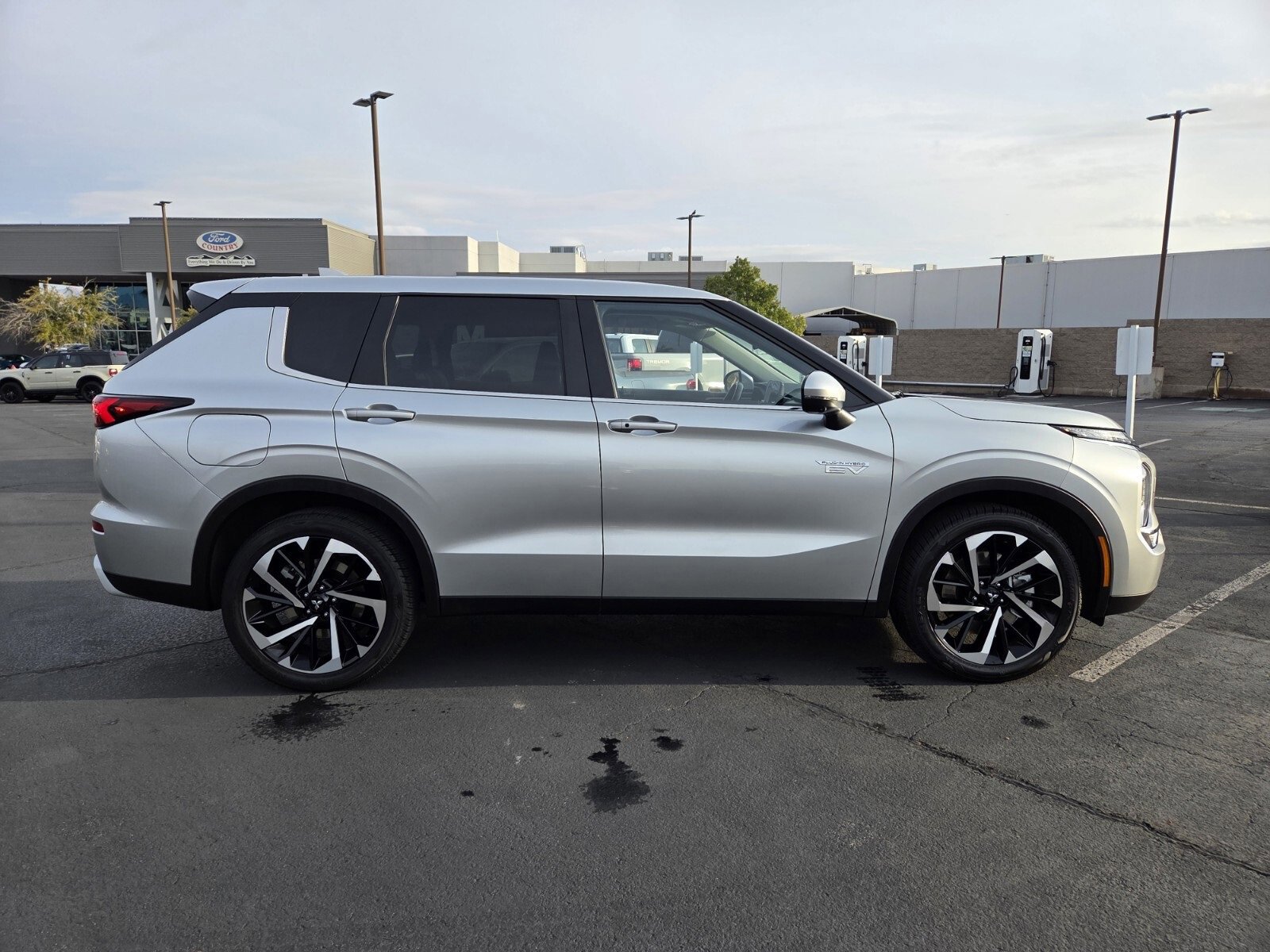 Used 2024 Mitsubishi Outlander 4WD Plug-In Hybrid image 6