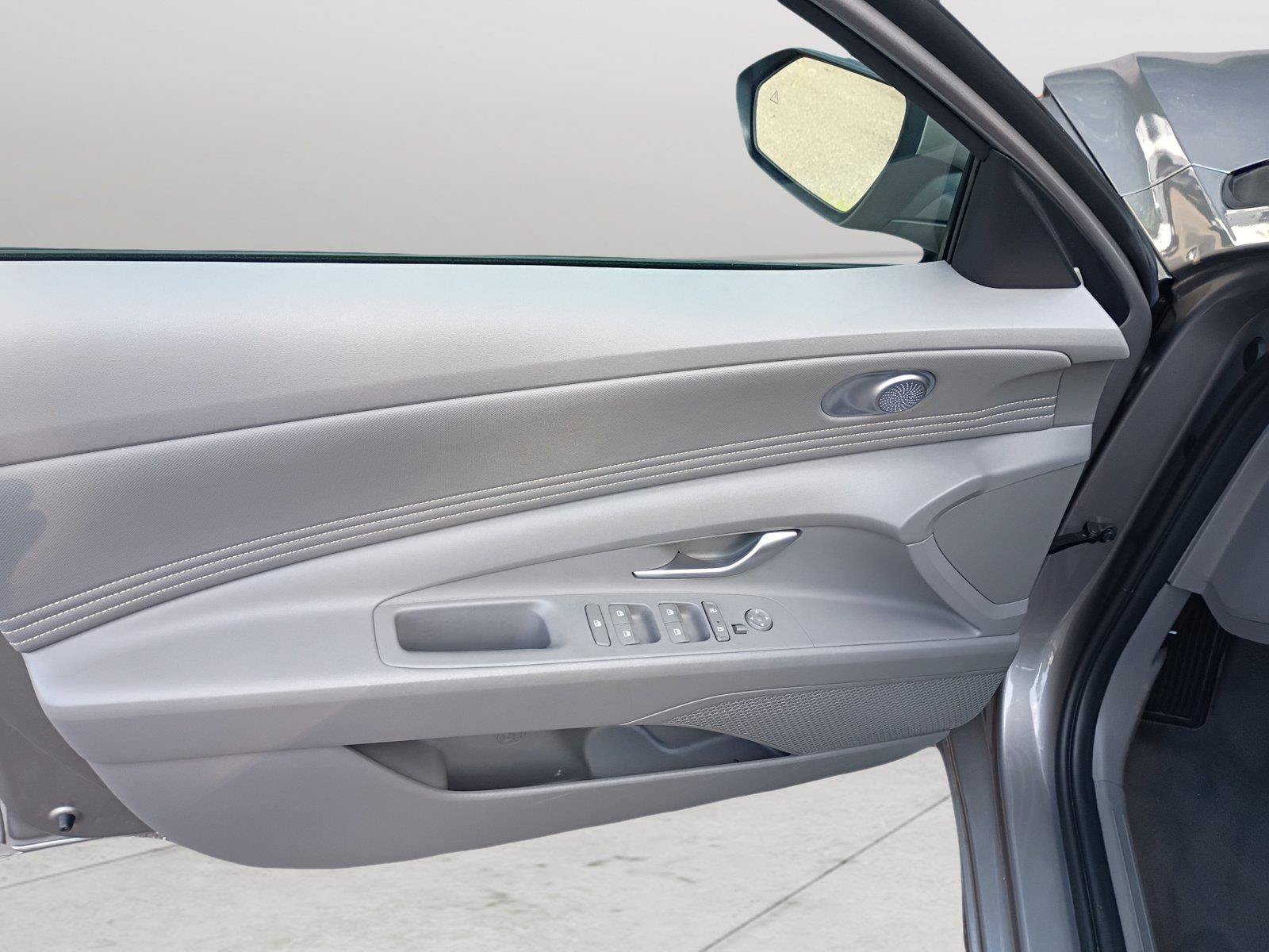 Used 2023 Hyundai Elantra SEL w/ Convenience Package FWD image 9