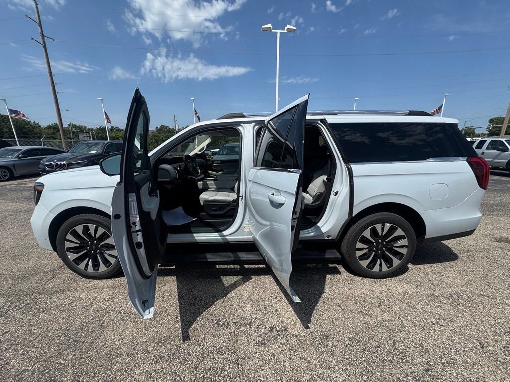 Certified 2025 Ford Expedition Max Platinum w/ Driver's Package AWD/4WD image 4