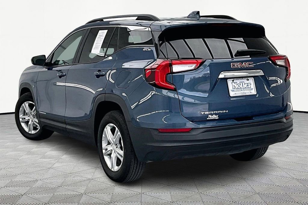 Used 2024 GMC Terrain SLE w/ Driver Convenience Package image 2