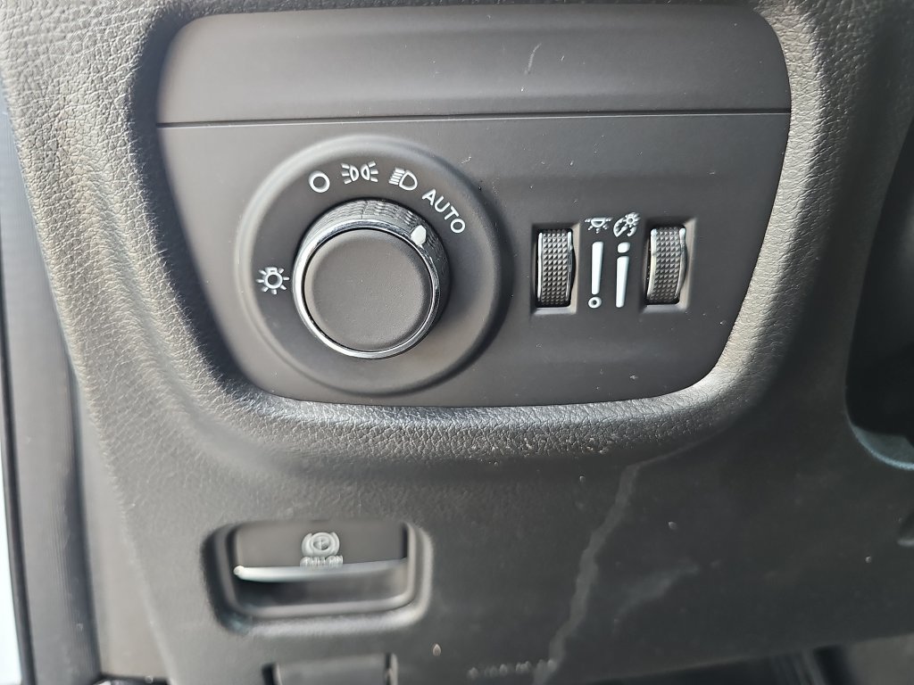 Used 2025 Jeep Grand Cherokee Altitude AWD/4WD image 24