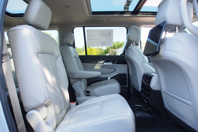 Used 2022 Jeep Wagoneer Series II w/ Premium Group I AWD/4WD image 14