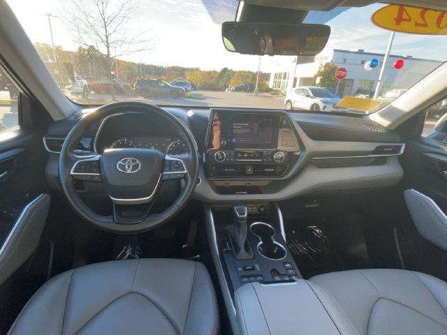 Used 2024 Toyota Highlander XLE AWD/4WD image 15