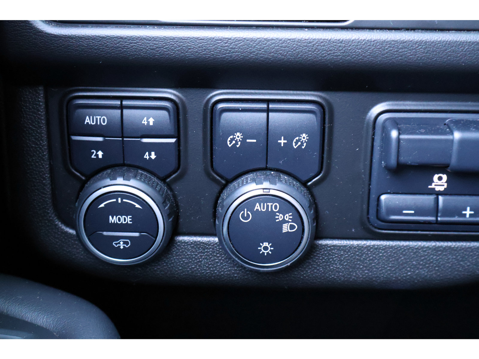 Used 2022 Chevrolet Tahoe Z71 w/ Z71 Off-Road Package AWD/4WD image 8