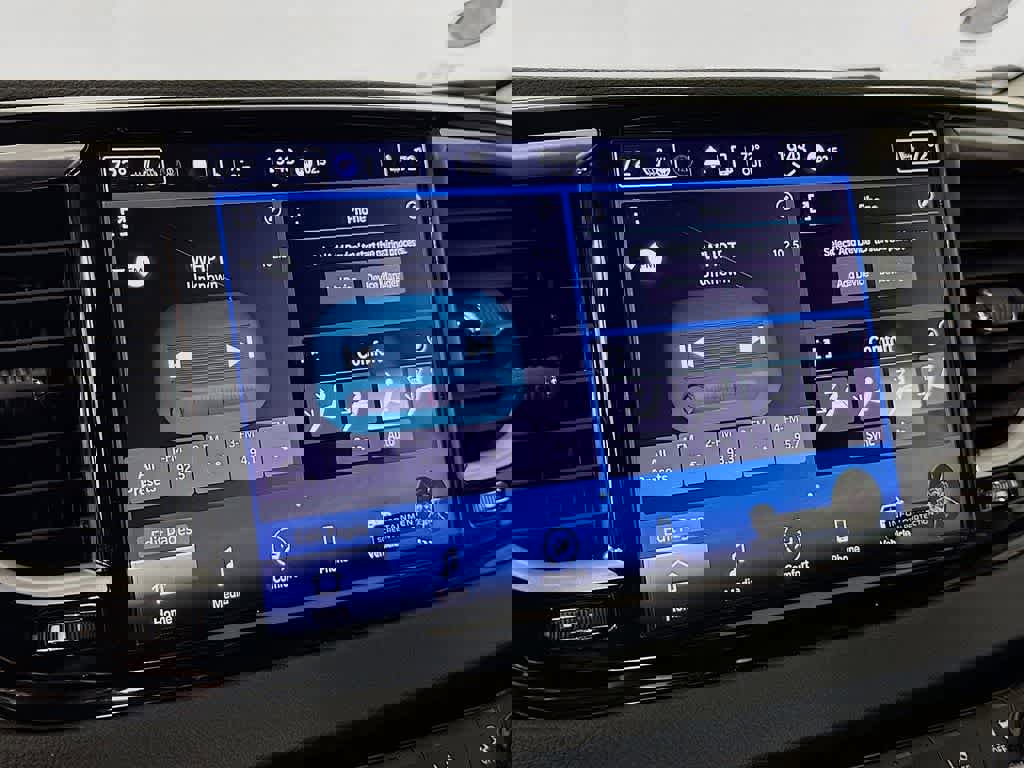 Used 2024 Chrysler Pacifica Touring-L image 17