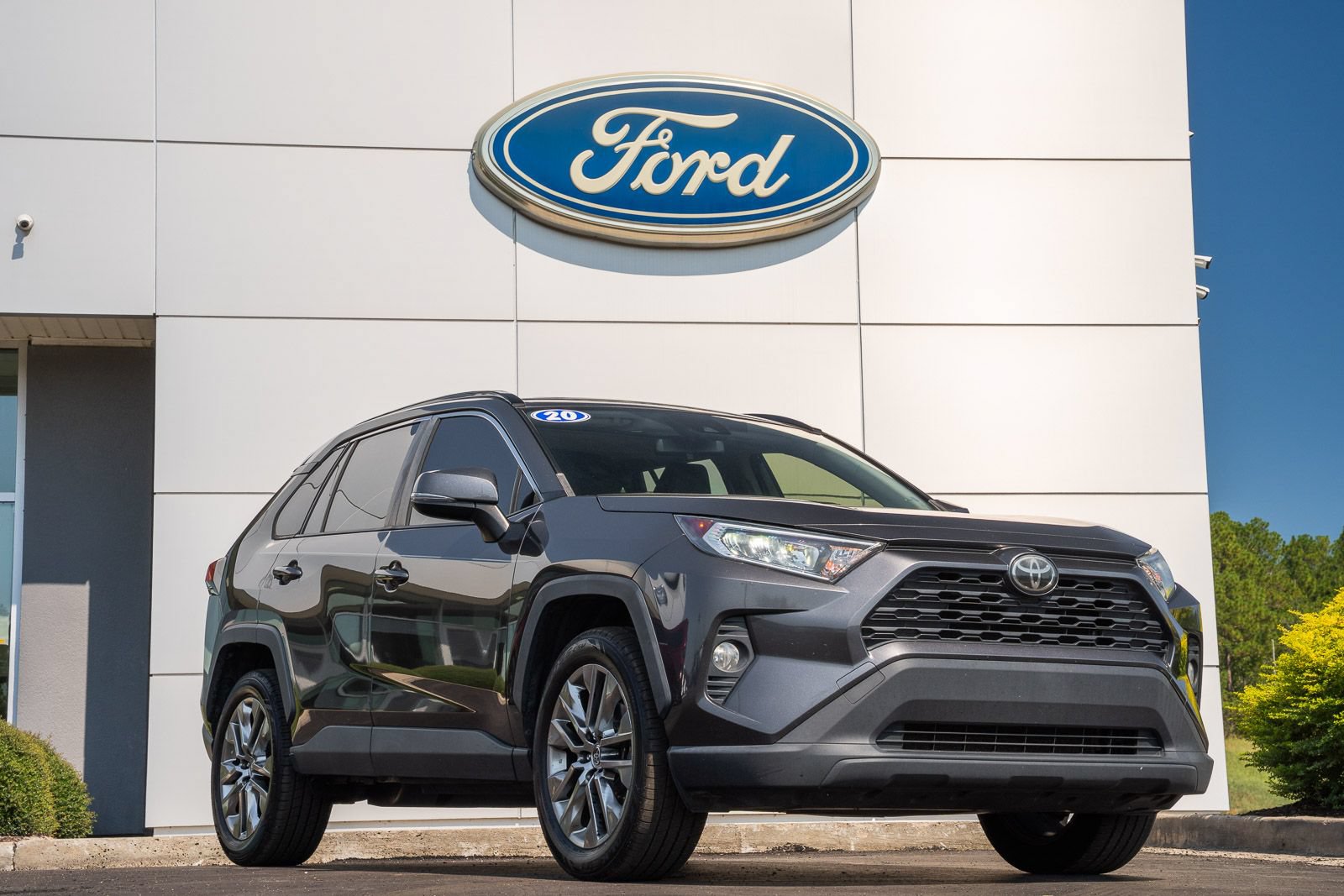 Used 2020 Toyota RAV4 XLE Premium FWD image 1