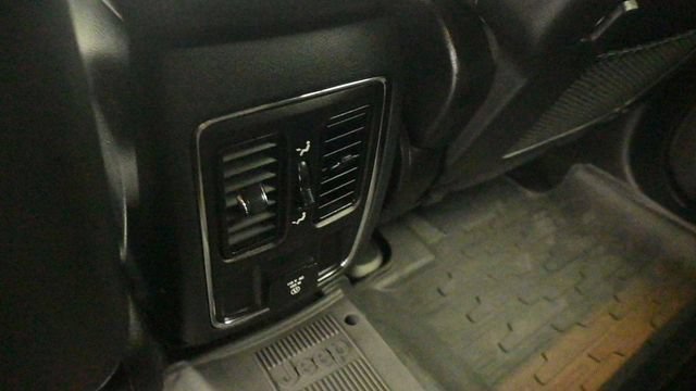 Used 2020 Jeep Grand Cherokee Altitude AWD/4WD image 12