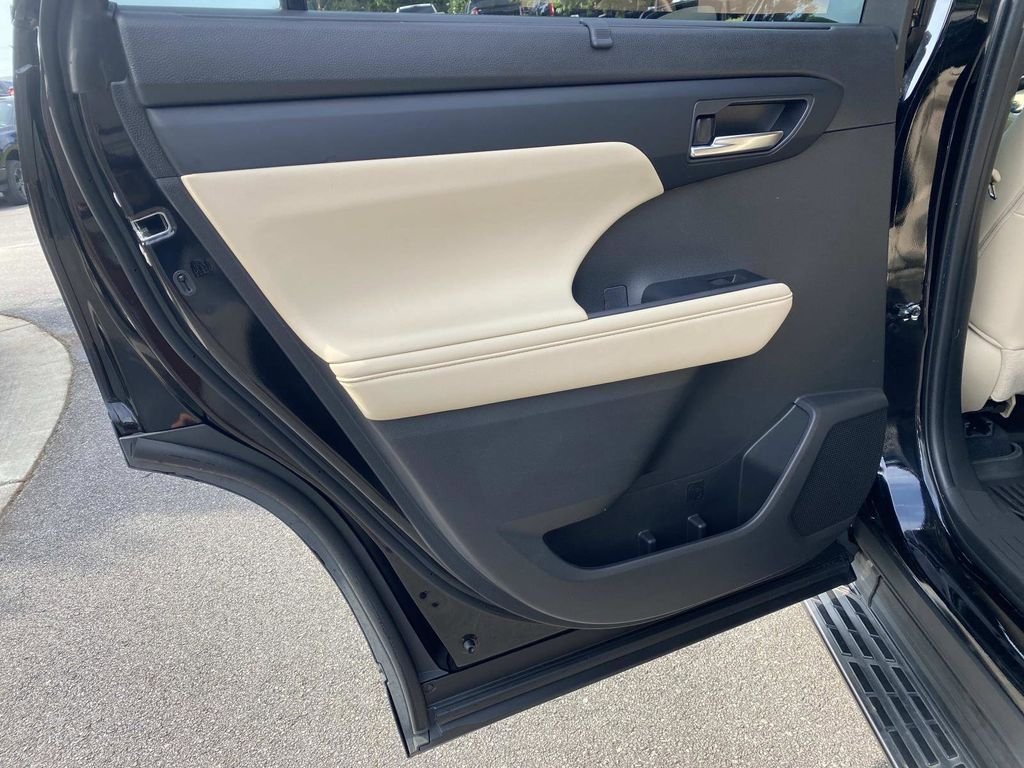 Used 2023 Toyota Highlander XLE FWD image 16