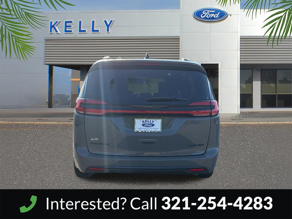 Used 2025 Chrysler Pacifica Limited FWD image 5