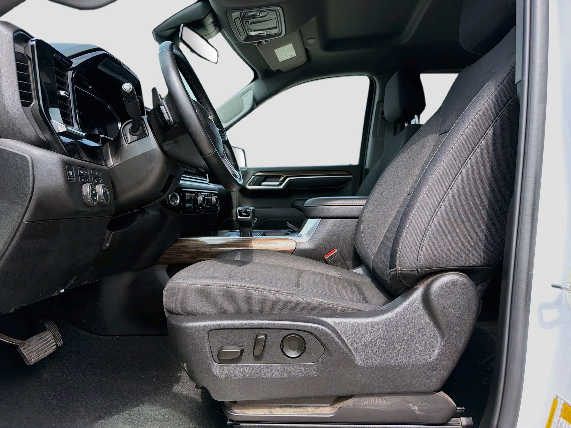 Used 2025 Chevrolet Silverado 1500 LT AWD/4WD image 25