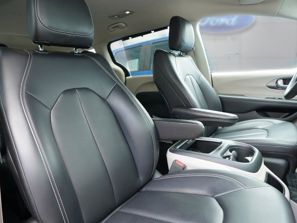 Used 2023 Chrysler Pacifica Touring-L FWD image 22