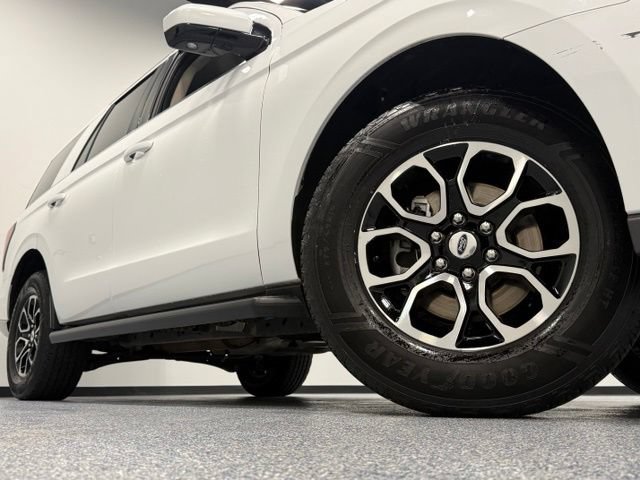 Certified 2024 Ford Expedition XLT RWD image 3