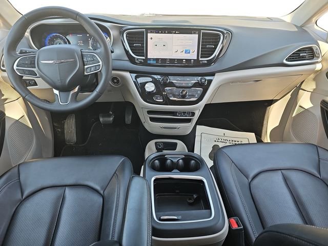 Used 2024 Chrysler Pacifica Touring-L FWD image 10