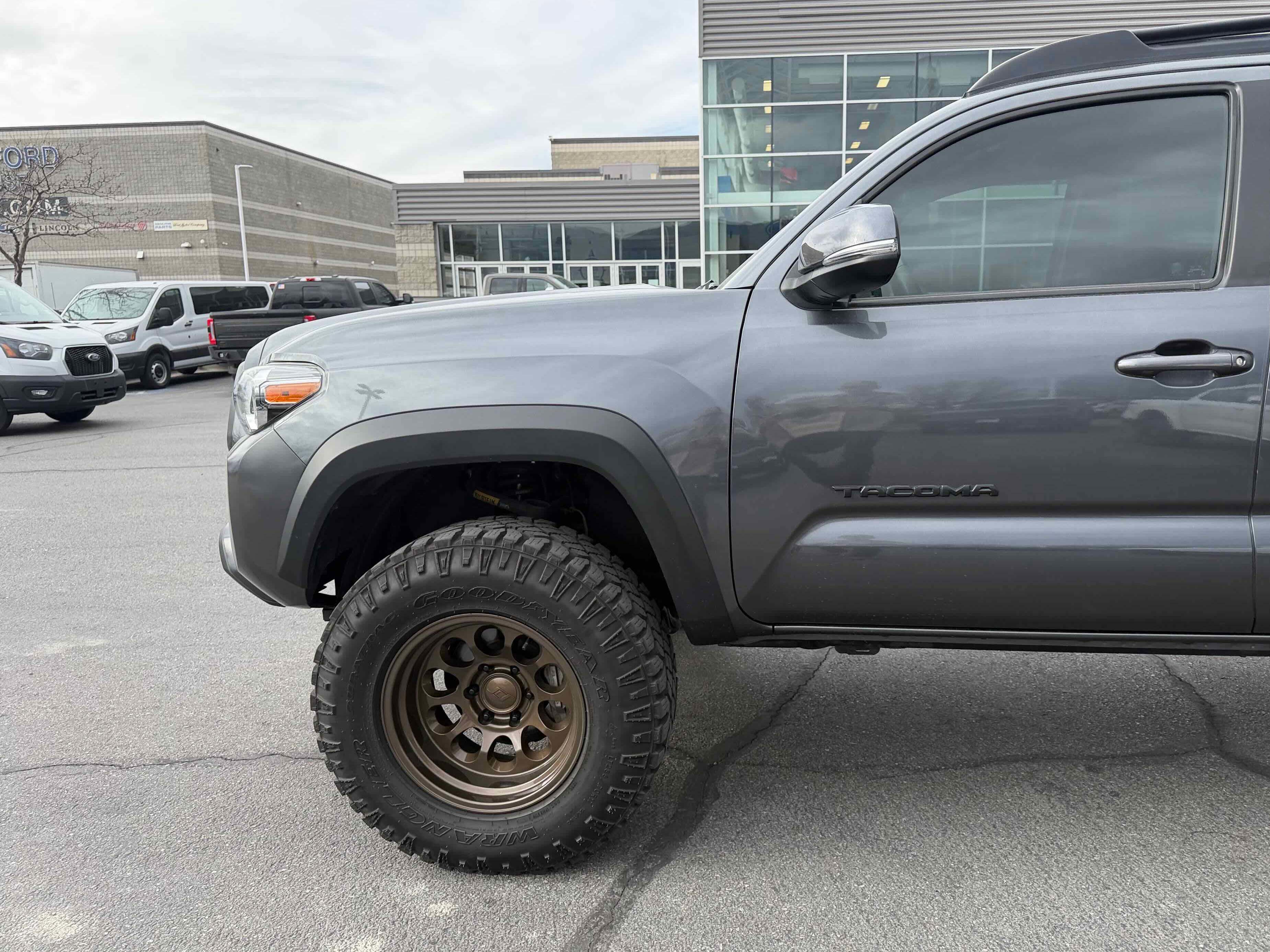 Used 2022 Toyota Tacoma TRD Off-Road image 10