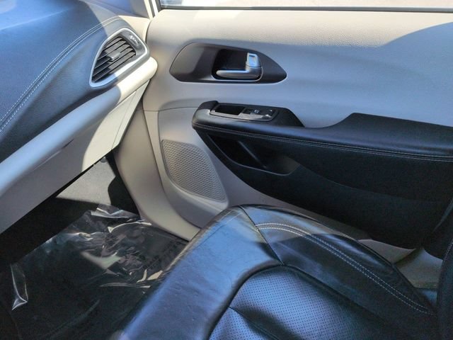 Used 2022 Chrysler Pacifica Touring-L FWD image 17