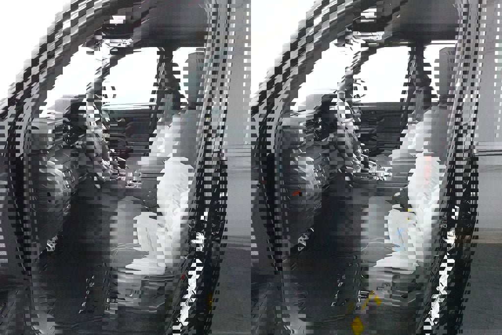 Used 2025 Toyota Tacoma TRD Sport AWD/4WD image 21