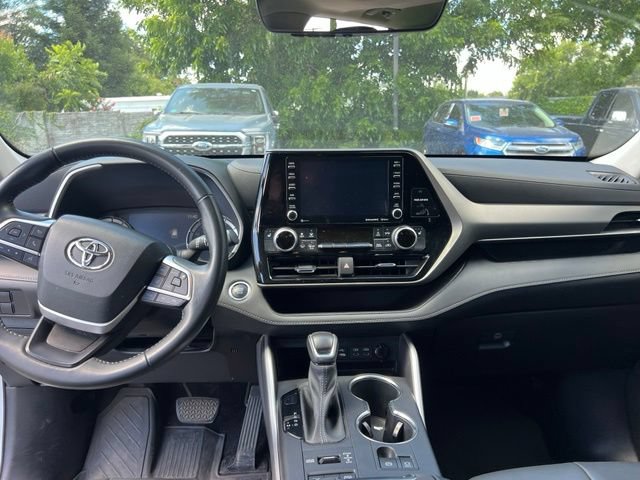 Used 2022 Toyota Highlander XLE AWD/4WD image 9