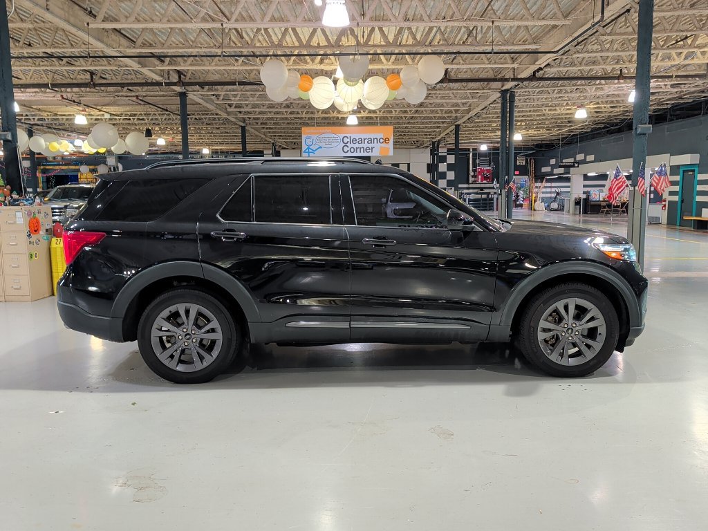 Certified 2022 Ford Explorer XLT w/ Equipment Group 202A AWD/4WD image 8