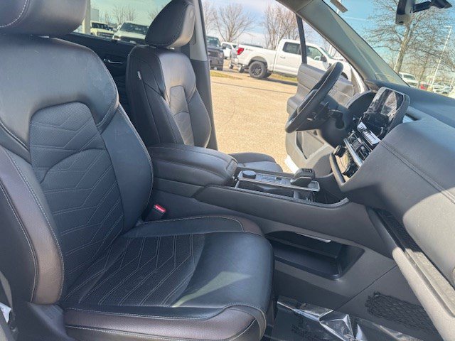 Used 2024 Nissan Pathfinder Platinum image 38