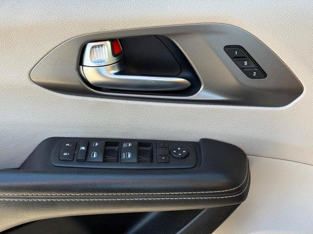 Used 2023 Chrysler Pacifica Touring-L FWD image 25