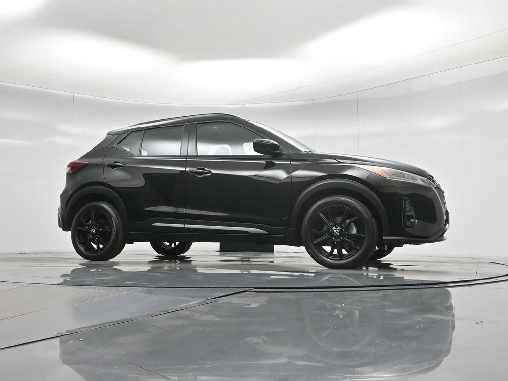 Used 2023 Nissan Kicks SR w/ SR Premium Package FWD image 4