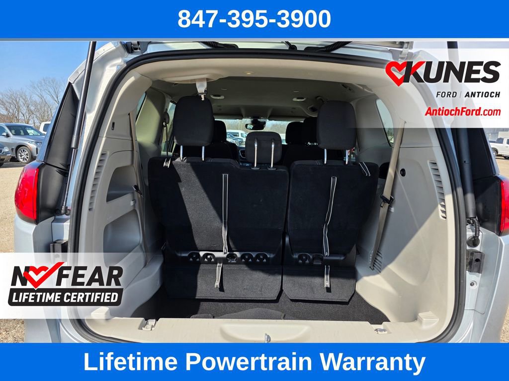 Used 2023 Chrysler Voyager LX image 25