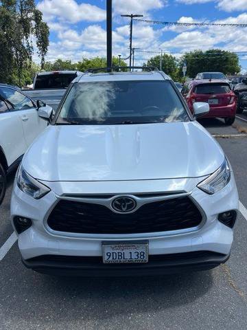 Used 2022 Toyota Highlander XLE AWD/4WD image 3
