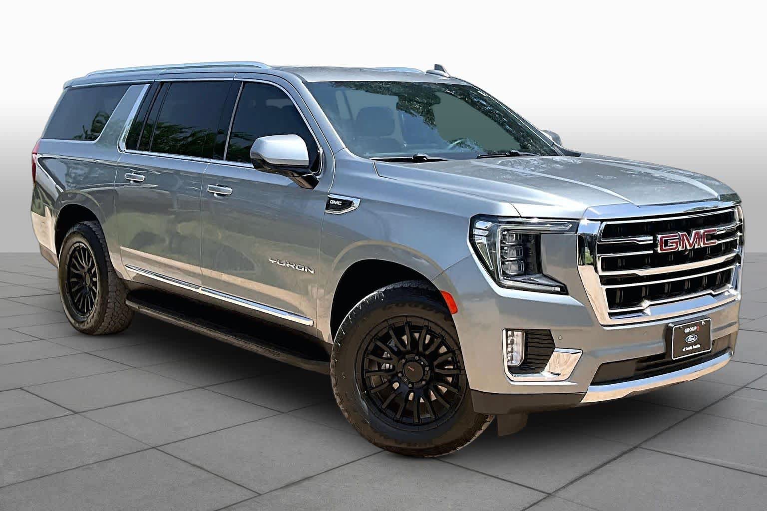 Used 2023 GMC Yukon XL SLT w/ SLT Luxury Package AWD/4WD image 3