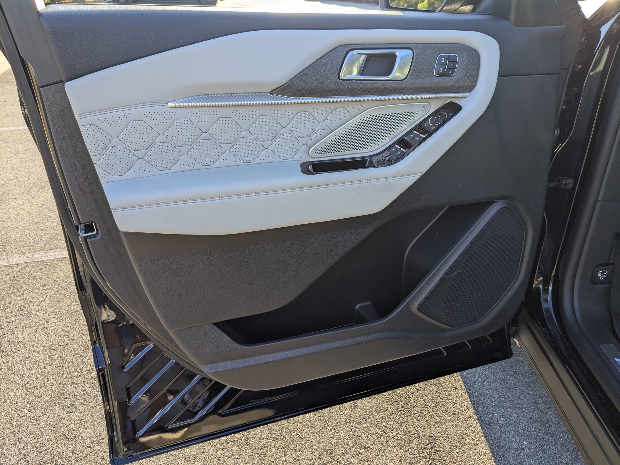 Certified 2025 Ford Explorer Platinum w/ LUX Leather Package image 12