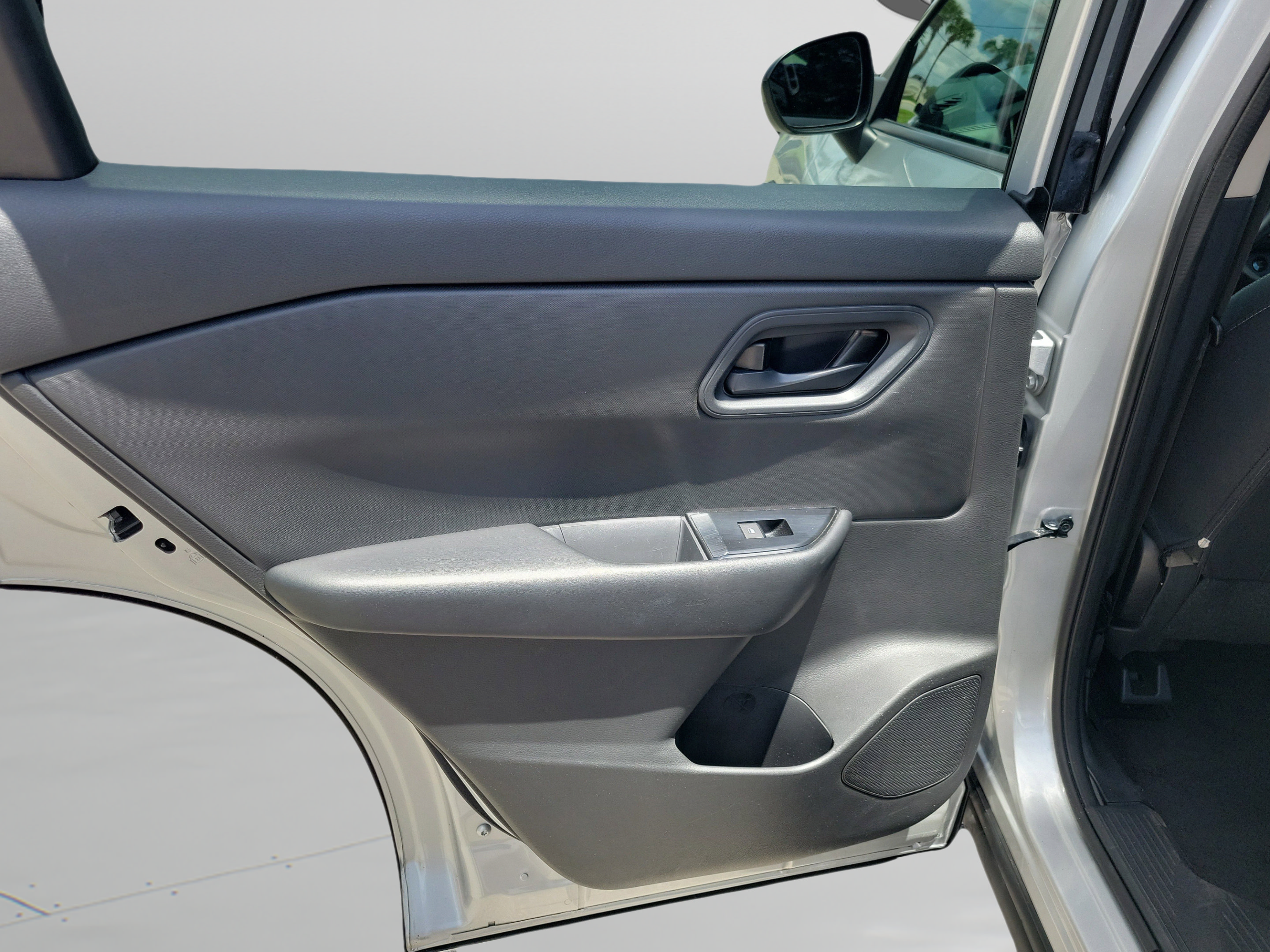 Used 2024 Nissan Rogue S AWD/4WD image 11
