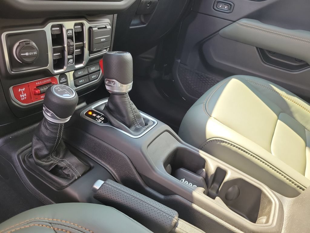 Used 2025 Jeep Gladiator Mojave w/ Convenience Group AWD/4WD image 29