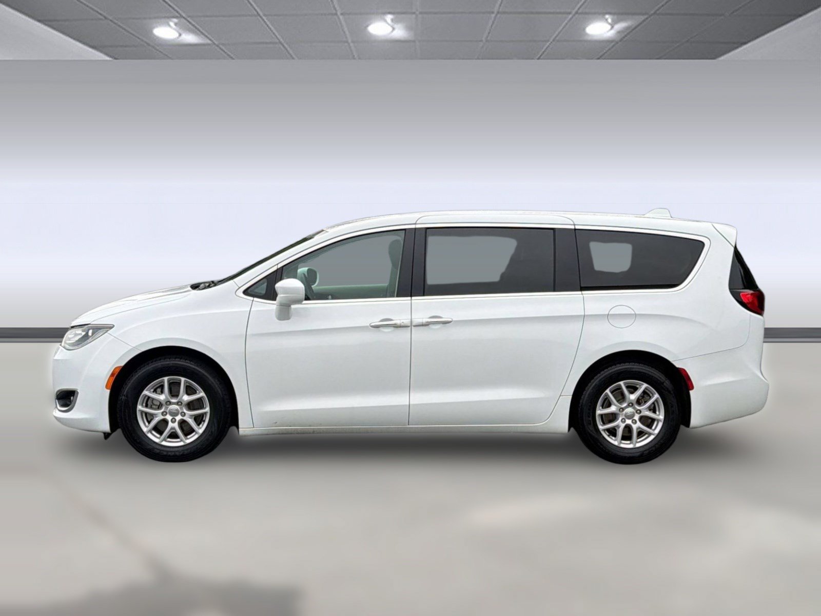 Used 2020 Chrysler Pacifica Touring FWD image 2