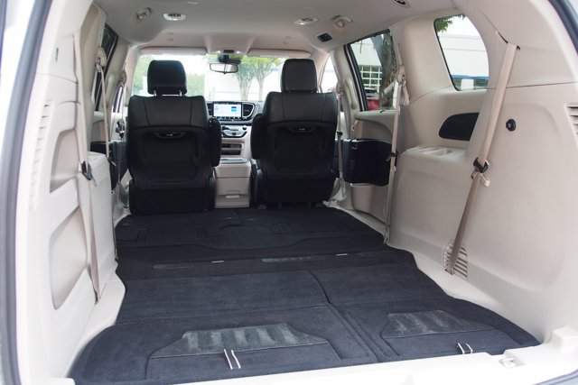 Used 2024 Chrysler Pacifica Touring-L FWD image 17