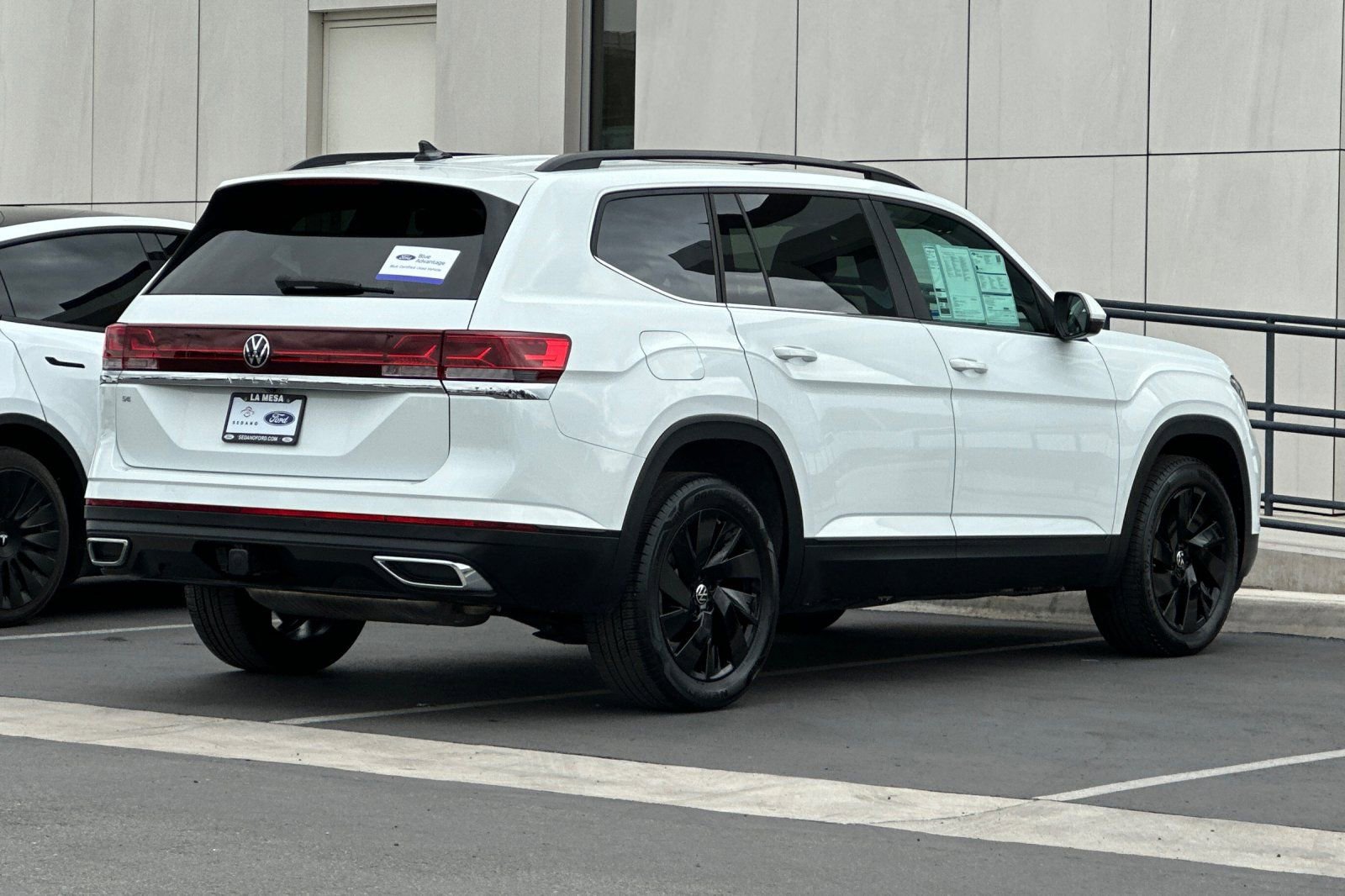 Used 2024 Volkswagen Atlas SE w/ Panoramic Sunroof Package FWD image 3
