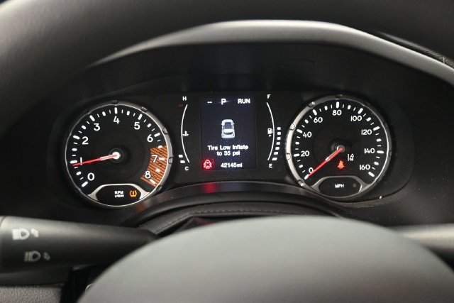 Used 2023 Jeep Renegade Latitude AWD/4WD image 9