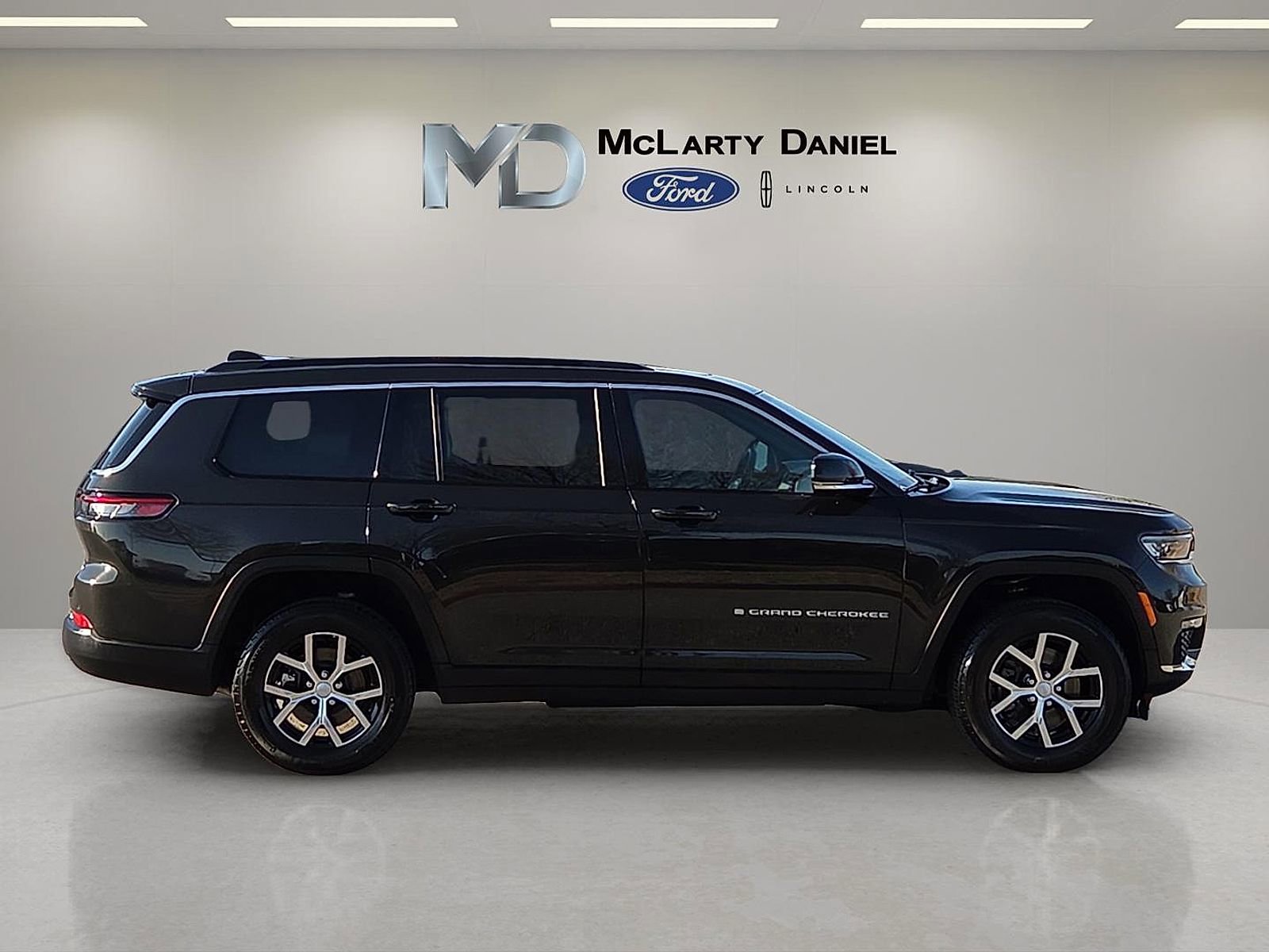 Used 2025 Jeep Grand Cherokee L Limited w/ Trailer Tow Package AWD/4WD image 6