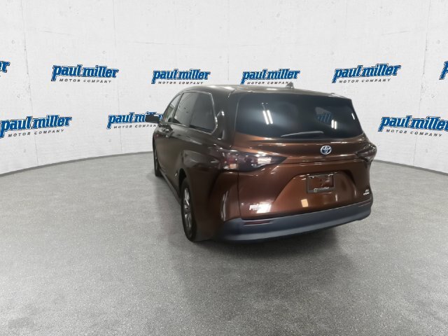 Used 2023 Toyota Sienna XLE FWD image 8