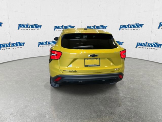 Used 2024 Chevrolet Trax RS w/ Sunroof Package FWD image 9
