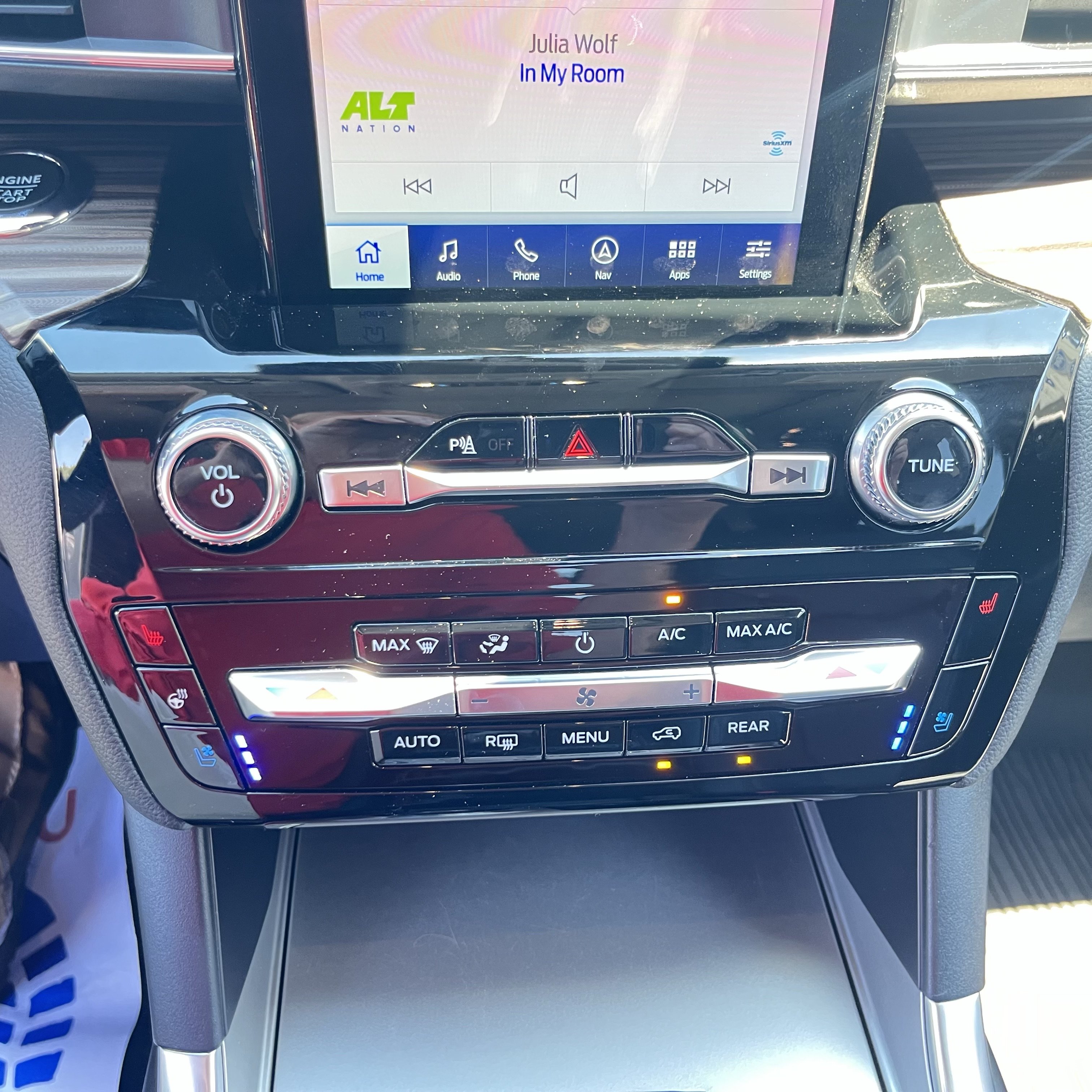 Certified 2024 Ford Explorer Limited w/ Limited Technology Package AWD/4WD image 27