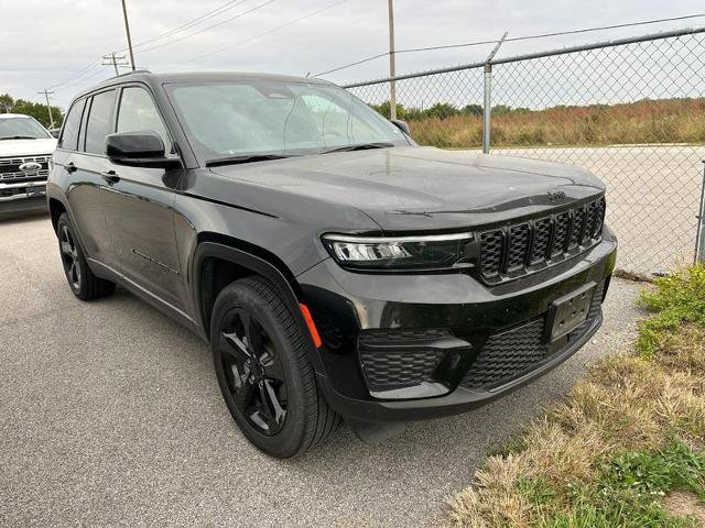 Used 2023 Jeep Grand Cherokee Altitude image 2