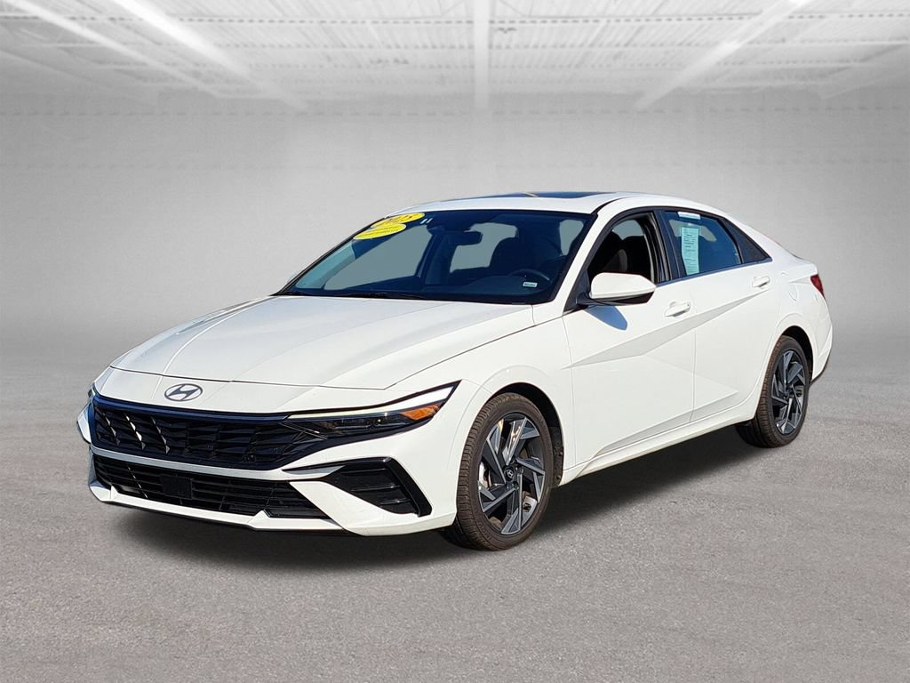 Used 2025 Hyundai Elantra SEL FWD image 4